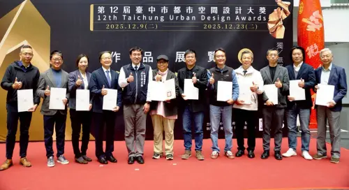 ▲台中都發局長李正偉頒發入圍證書予開發商及設計建築師。（圖／市府提供）