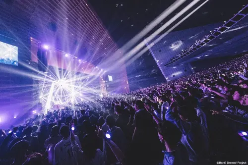 ▲日本女子樂團 Ave Mujica昨（14）日在東京國際論壇 A 廳舉辦第六場獨立演唱會「Ulterius Procedere」，演唱會現場人潮畫面。（圖／X@bang_dream_info）