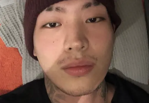 《SMTM》饒舌歌手騙未成年女粉絲開房！受害者崩潰：每天都很痛苦
