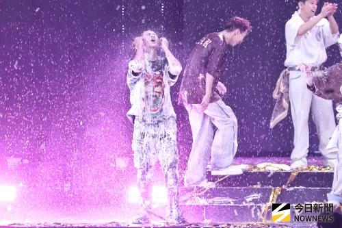 ▲羅志祥（如圖）今（14）日晚間在小巨蛋唱歌，最後大玩砸派派對，慘遭泡沫封住口鼻，一度喊卡擦臉。最後水舞台啟動，他乾脆直接在台上沖澡，濕身大秀腹肌還撩粉問：「要不要一起洗？」（圖／記者吳翊緁攝影）