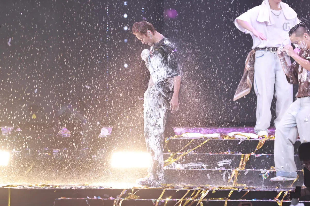▲羅志祥（如圖）今（14）日晚間在小巨蛋唱歌，最後大玩砸派派對，慘遭泡沫封住口鼻，一度喊卡擦臉。最後水舞台啟動，他乾脆直接在台上沖澡，濕身大秀腹肌還撩粉問：「要不要一起洗？」（圖／記者吳翊緁攝影）