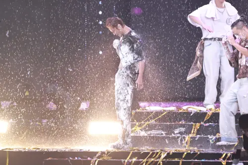 羅志祥被砸得滿身白色泡泡！在舞台上沖澡、秀腹肌　邀粉絲共浴
