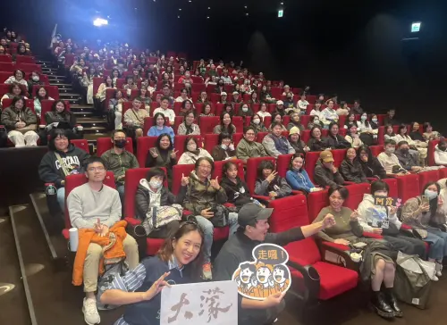 ▲在《大濛》有演出的9m88（最前排左一）與胡智強（最前排左二）前進戲院感謝影迷支持。（圖／華文創提供）