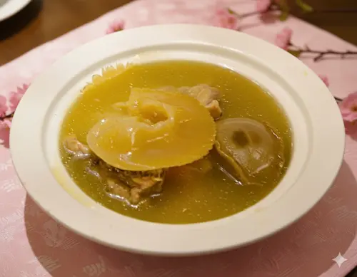 ▲頂級海味「上湯魚翅鮑魚」，以老母雞高湯慢火煨煮排翅與鮑魚至軟嫩入味，製程耗時費工，展現了功夫菜精髓。（圖／業者提供）