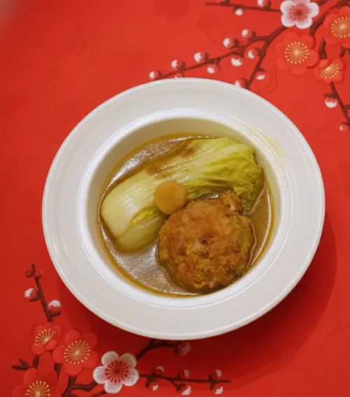 ▲湯品捨棄傳統的油膩菜色，改以清燉工法製作的清燉獅子頭，讓饕客對年菜有了「清爽」的新定義。（圖／業者提供）