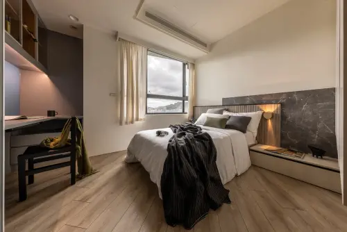 ▲床頭牆結合層板櫃，搭配格柵與石紋，全室斜拼鋪設榮獲綠建材的Order floor超耐磨木地板，添活潑氣息。