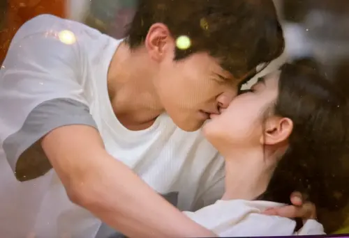 ▲《狙擊蝴蝶》陳妍希咬周柯宇嘴唇。（圖／翻攝自Netflix）