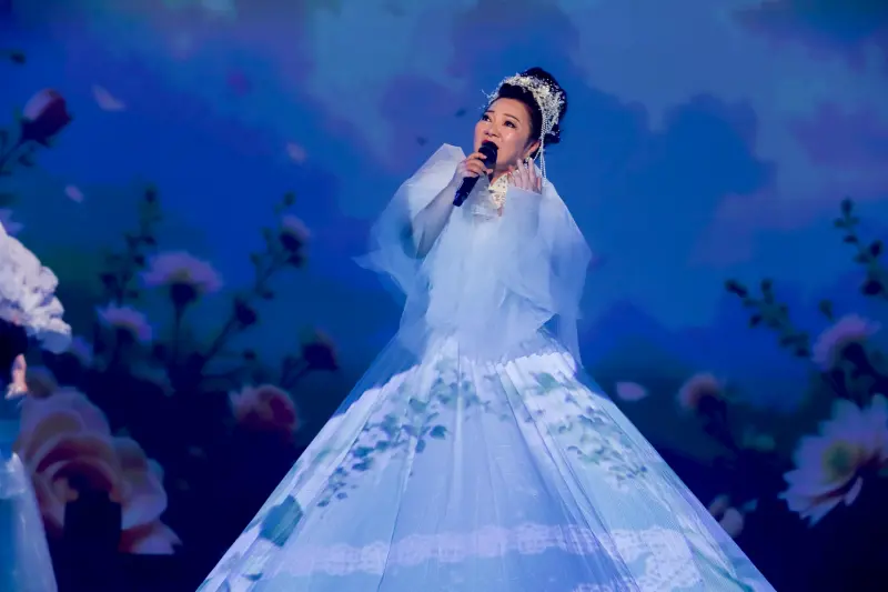 ▲由白冰冰（如圖）領軍主持的《超級冰冰Show》上週六邀請到王世堅助陣，順利拿下上週六夜晚最高收視冠軍，而胡瓜所主持的新節目《週末最強大》表現也相當亮眼，首播電視收視率一舉突破 1。（圖／民視提供）