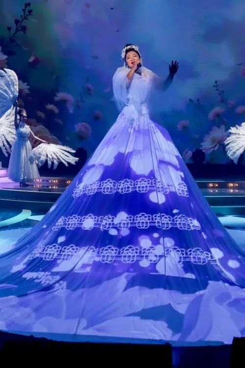 ▲《超級冰冰Show》上週六（12/13）主題為「超激勵人生奮鬥金曲秀」，白冰冰登3公尺千變萬化高空演唱〈醉情歌〉（圖／民視提供）