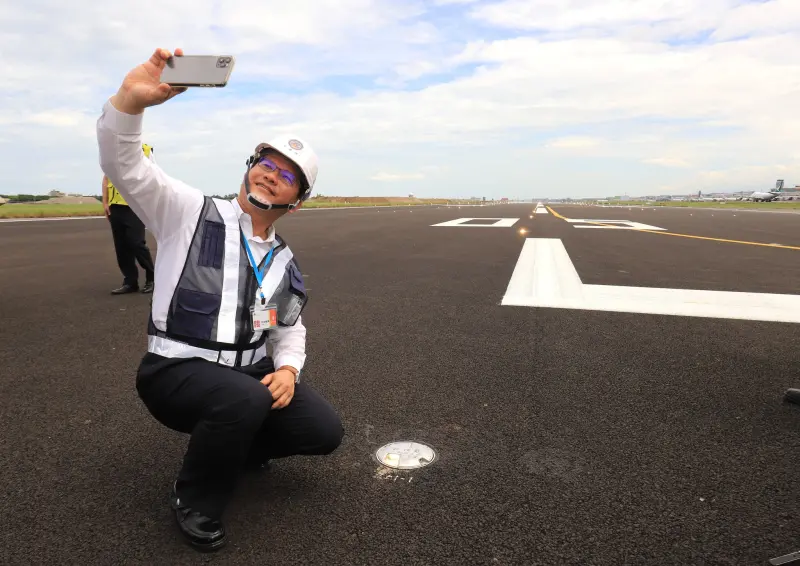 ▲桃機第三航廈超美！林佳龍忍不住自拍：期待成爲幸運旅客。（圖／林佳龍臉書）