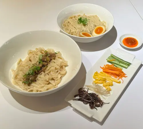 ▲喜相逢招牌菜「蔥油拌麵」，現在到百貨「孫麵店」就吃得到黃仁勳同款。（圖／新光三越信義新天地FB）