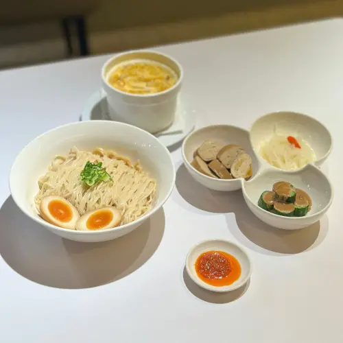 ▲「孫麵店」推薦蔥油拌麵套餐，素雞、麻醬小黃瓜等小菜。（圖／新光三越信義新天地FB）