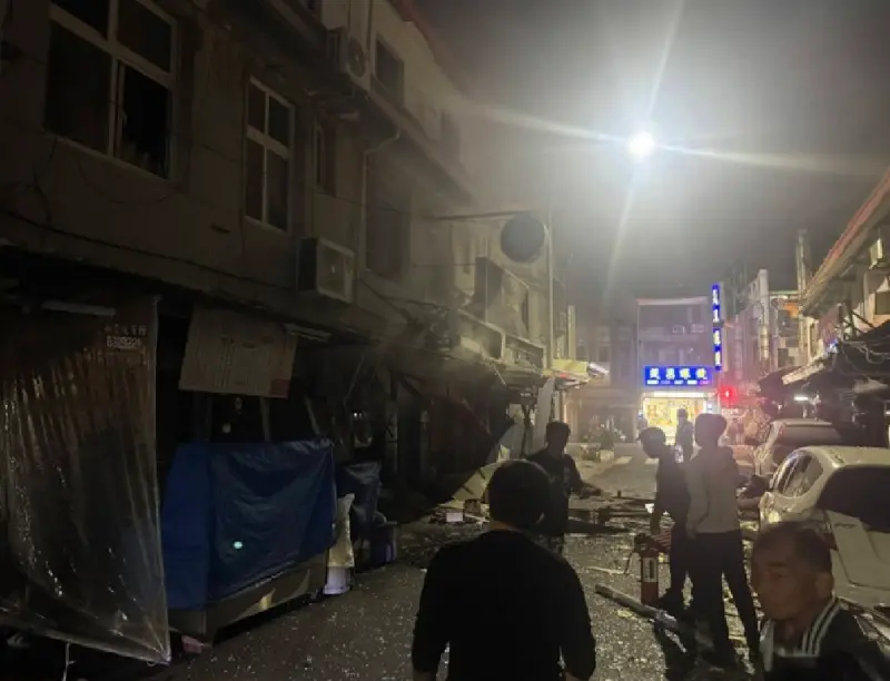 台南新營文化街公寓氣爆　一樓早餐店外觀嚴重毀損、2人受傷送醫