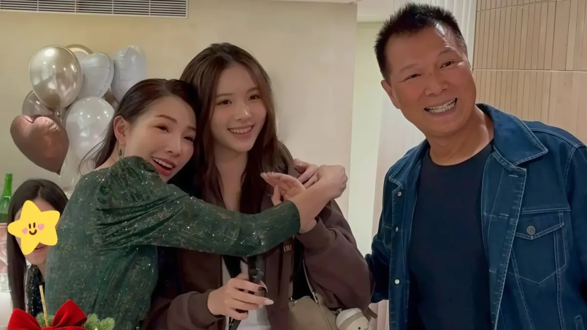 ▲蔡中泠（中）祕密從日本返台，給過生日的媽媽林書煒（左一）一個大驚喜，右一為蔡詩萍。（圖／蔡詩萍臉書）
