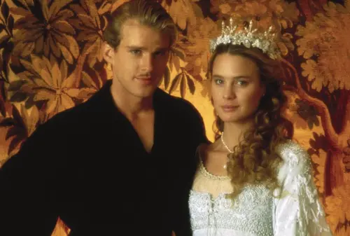 ▲凱瑞艾維斯（左）與蘿蘋萊特主演的《公主新娘》，至今已被視為奇幻童話另類喜劇的經典，凱瑞艾維斯對於該片導演羅伯萊納在家中遇害身亡傷心到說不出話。（圖／摘自IMDb）