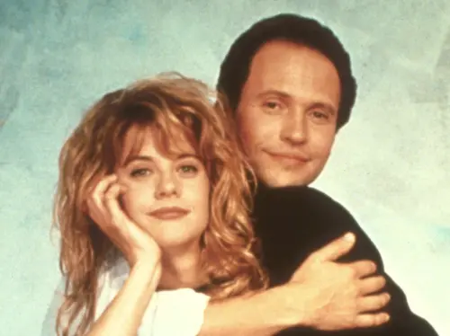 ▲羅伯萊納執導的《當哈利碰上莎莉》讓梅格萊恩（左）與比利克里斯托（右）成為好萊塢大咖紅星。（圖／摘自IMDb）