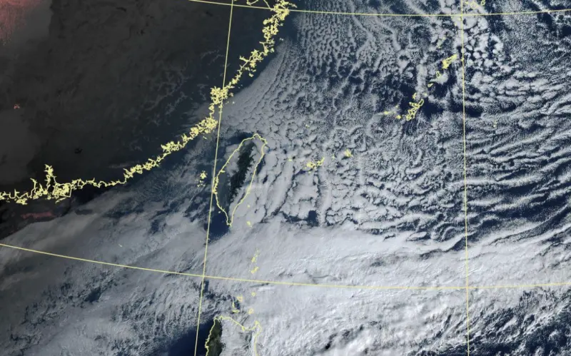 ▲入冬最強冷氣團影響台灣，中央氣象署觀測到衛星雲圖出現典型「冷雲街」現象，屬較溫暖冷空氣經過海面的特徵。（圖／中央氣象署www.cwa.gov.tw）