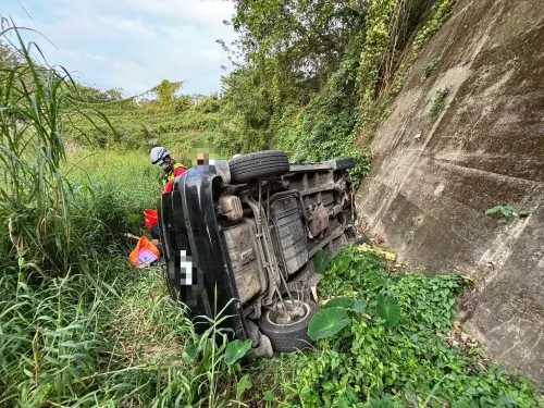 台13線自撞！苗栗婦「墜6層樓高溪床」　命大僅左手臂脫臼
