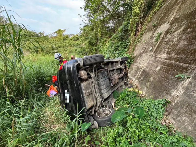 ▲15日下午，苗栗縣頭屋鄉老田寮橋路段發生自撞墜橋事故。（圖／消防提供）
