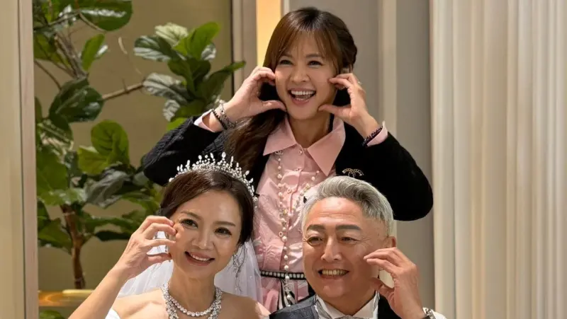 ▲李國超（右）與八點檔女神高欣欣（左）迎來結婚5週年，特別補辦「百歲銀髮婚宴」與親友同慶，之名氣象主播王淑麗（後）以高中同學身分現身祝福，並與多位藝人合影留念，婚宴溫馨氣氛引發關注。（圖／翻攝自臉書東森氣象主播王淑麗）