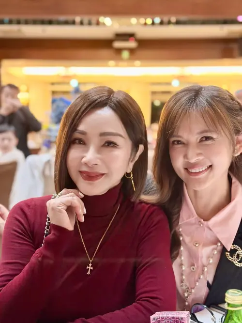 ▲王淑麗（右）日前出席高中同學高欣欣婚禮，與陳美鳳（左）等知名藝人合照。（圖／翻攝自臉書東森氣象主播王淑麗）