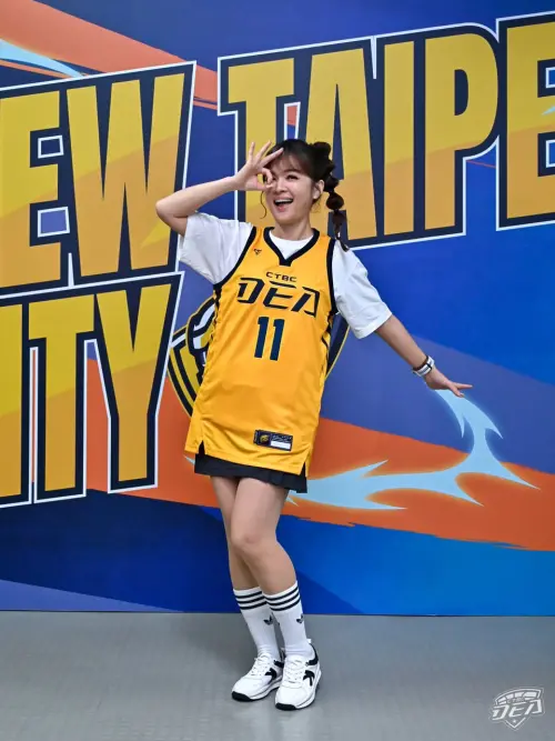 ▲王淑麗（如圖）以高中同學身分受邀參加八點檔女神高欣欣婚禮。（圖／翻攝自臉書東森氣象主播王淑麗）