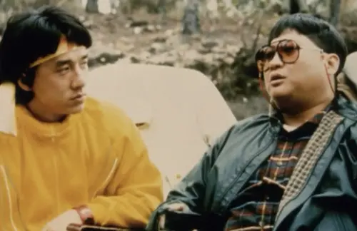  ▲洪金寶（右）與成龍（左）都曾是嘉禾的當家大牌，可是彼此還是有待遇上的差別。（圖／摘自hkmdb）