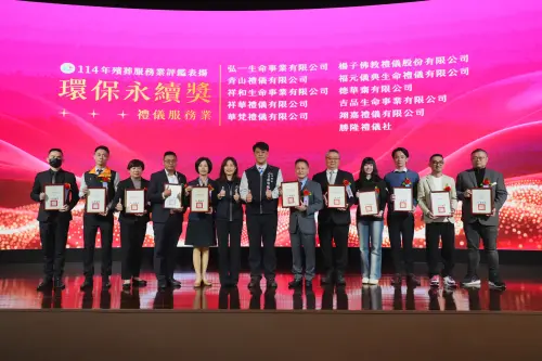 打破傳統！女兒也能捧斗　中市特優殯葬揭曉
