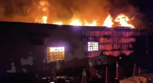 疑鋰電池充電釀禍！花蓮吉安鐵皮工作坊深夜突爆燃　屋主驚逃一命
