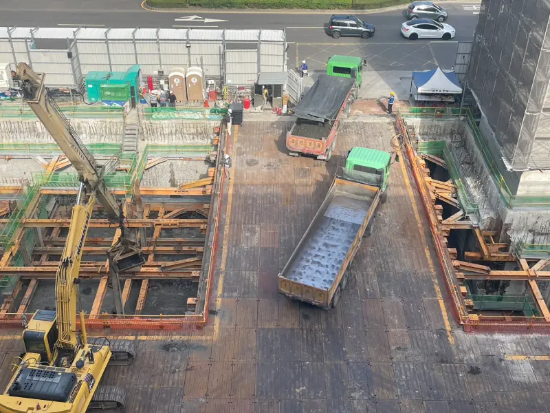 ▲高雄捷運橘線O4站聯合開發案，為市府第一個捷運聯開與出入口共構的案件，主體工程今出土施工。（圖／高市府捷運局提供）