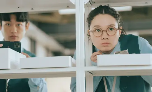 《模仿犯》女星泡麵頭、超俗圓框眼鏡認不出！慘遭惡房東酒醉恐嚇
