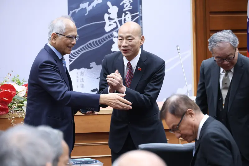 ▲立法院長韓國瑜用招牌金句，總結自己對台灣過去、現在與未來，以及世界局勢的思考：「中華民國是我們的國，美麗台灣是我們的家；中華文化是我們的根，民主自由是我們的寶。」（圖／陳明安攝，2025.12.16）