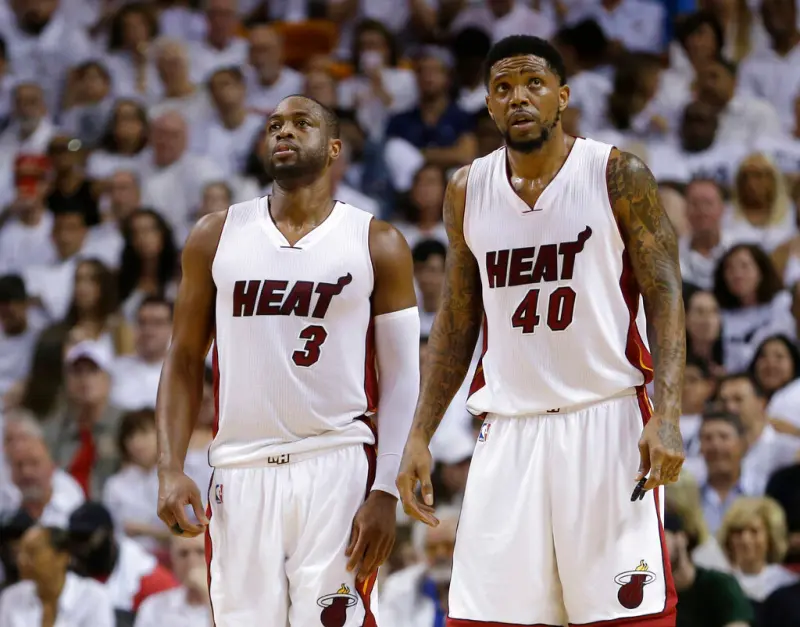 ▲NBA邁阿密熱火名人堂球星韋德（Dwyane Wade）近期透露在2006-07賽季，萊利（Pat Riley）曾想交易艾佛森（Allen Iverson）但他聽到好兄弟哈斯倫（Udonis Haslem）將成為交易籌碼時，馬上回絕了萊利。（圖／美聯社／達志影像）