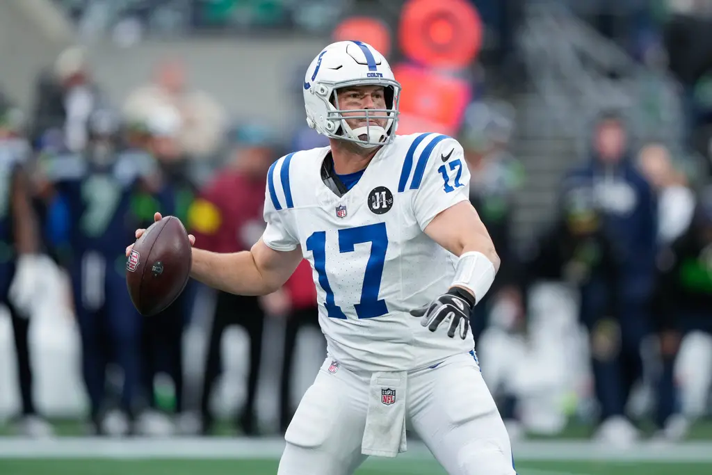 ▲NFL印第安納波利斯小馬當家四分衛瓊斯（Daniel Jones）因傷賽季報銷，球隊緊急簽下44歲傳奇四分衛瑞佛斯（Philip Rivers）救火，他在對上西雅圖海鷹隊的比賽中，睽違1800天再度傳出達陣，賽後瑞佛斯坦言自己選擇回到賽場，是希望能成為年輕人的榜樣。（圖／美聯社／達志影像）