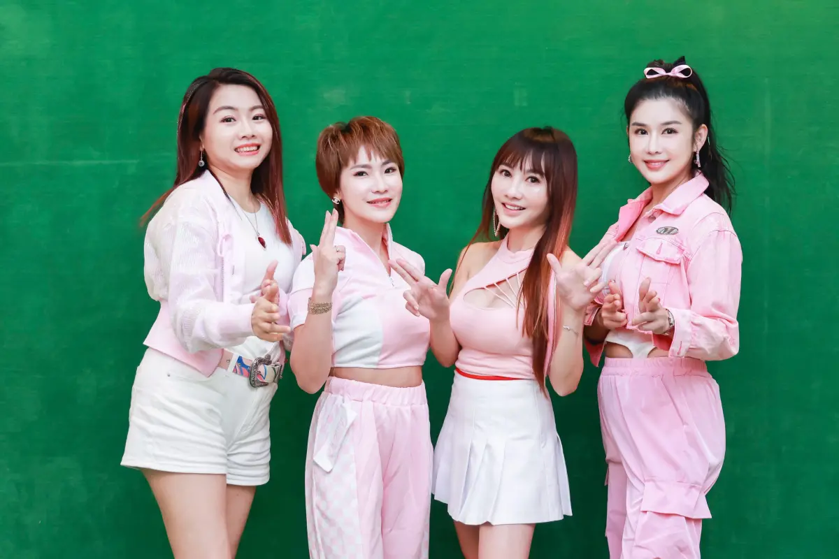 ▲由財富女神王宥忻成立的F40女團，因4人都離婚，聚在一起像是離婚姐姐聯盟，團隊成立半年來成績也很好，營業額為2億元。左起為Cony、關關、王宥忻、艾軒。（圖／女神愛啪啪提供）