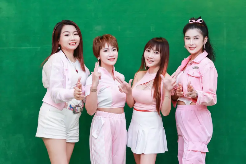 ▲由財富女神王宥忻成立的F40女團，因4人都離婚，聚在一起像是離婚姐姐聯盟，團隊成立半年來成績也很好，營業額為2億元。左起為Cony、關關、王宥忻、艾軒。（圖／女神愛啪啪提供）