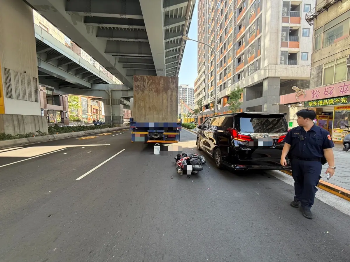 ▲新北市中和區今（16日）上午發生一起驚悚車禍，一名68歲的曾姓婦人騎機車擦撞貨車遭輾過斷肢。（圖／翻攝畫面）