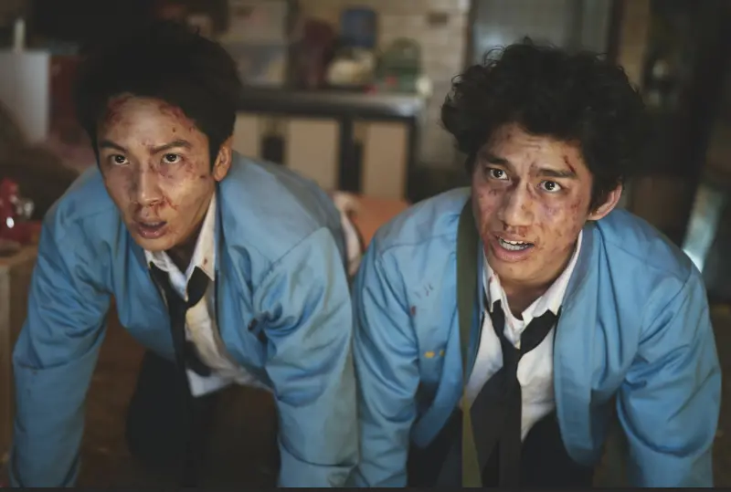 ▲柯震東（左）與朱軒洋（右）在九把刀的春節檔大片《功夫》中扮演衰尾高中生，無意中被隱世高手戴立忍出手相救，戴立忍在片中有展現驚人神功的特效場面，頗具噱頭。（圖／麻吉砥加提供）