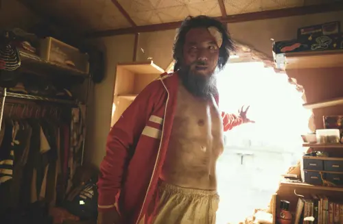 ▲戴立忍在《功夫》扮演絕世高手，一掌就能震碎牆壁。（圖／麻吉砥加提供）