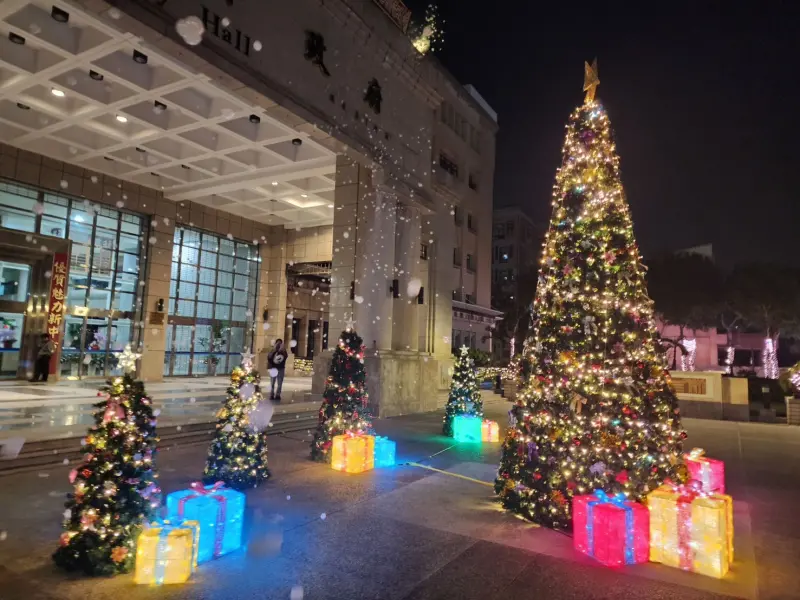 ▲豐原陽明市政大樓將化身「雪國聖誕」，整點時刻更將搭配「飄雪效果」，讓民眾也能感受濃厚的北國氣息(圖／水利局提供2025.12.16)