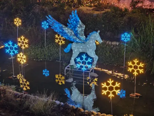 ▲豐原葫蘆墩公園的軟埤仔溪燈區，則主打「沉浸式光影體驗」(圖／水利局提供2025.12.16)