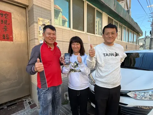 手機落水溝　清潔隊出手竟牽出25年緣分
