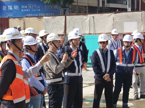 ▲吳嘉昌強調連續壁等的地下結構作業，必須嚴格落實各項工安規範，確保工程品質、安全無虞。（圖／高市府捷運局提供）