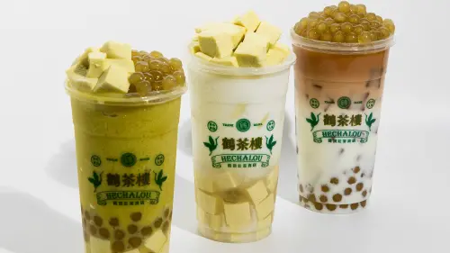 ▲鶴茶樓獨創新配料「酪梨珍珠、酪梨凍」第2杯半價！五桐號開喝草莓抹茶奶霜、雪絨草莓奶酪送「1360茶韻之時」隨身小香；麻古茶坊開喝金絨芋泥鮮奶、金絨芋泥玉米圓3大新品一覽。（圖／鶴茶樓hechaloutea.com.tw）