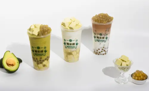 ▲鶴茶樓獨創「酪梨珍珠、酪梨凍」新配料，開喝5大新品「第二杯半價」。（圖／鶴茶樓hechaloutea.com.tw）