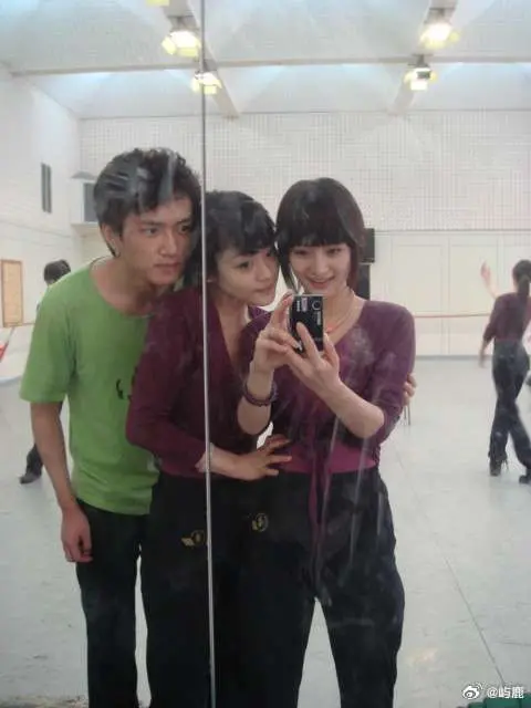 ▲▼楊冪（上圖右、下圖右一）大學時期上課模樣曝光。（圖／翻攝自新浪明星微博）