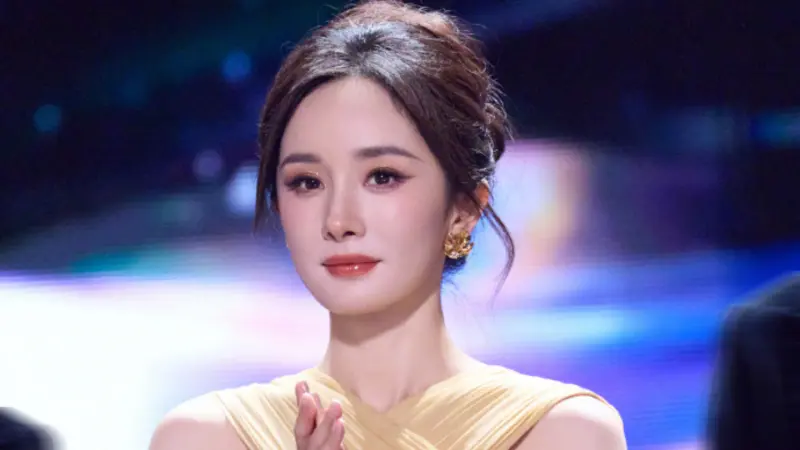 ▲楊冪唸大學時上舞蹈課的舊照曝光，一頭鐵瀏海依然難掩絕世美貌。（圖／楊冪工作室微博）