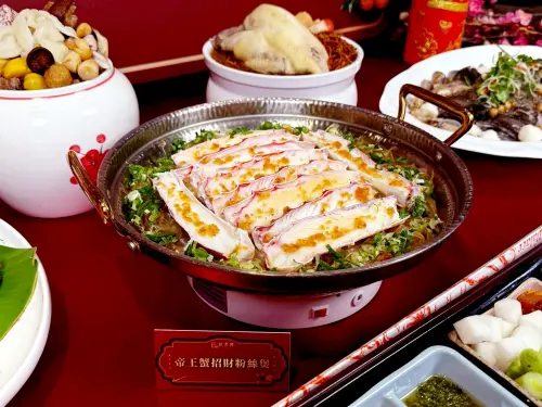 ▲新天地「金馬賀雅」外帶年菜 ，選用帝王蟹、紅蟳螃蟹及石斑魚等高價值海味， 主打除夕主廚現做熱食。（圖／業者提供）