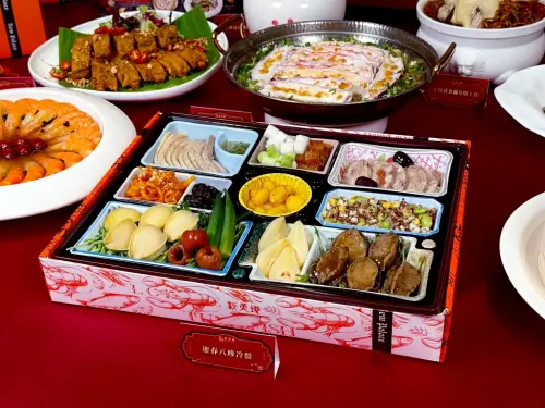 ▲新天地「金馬賀雅」外帶年菜 ，選用帝王蟹、紅蟳螃蟹及石斑魚等高價值海味， 主打除夕主廚現做熱食。（圖／業者提供）