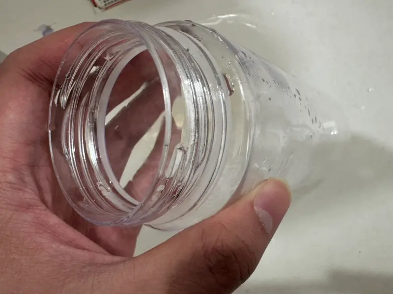 ▲許多人平時都會準備一個塑膠水壺來裝水喝，但卻因只會裝水，而忽略了清潔，醫師提醒，這很可能讓水壺累積出「生物膜」，反而變成細菌的溫床！（圖／記者潘毅攝）